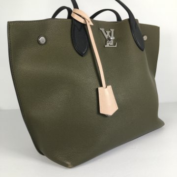 Louis Vuitton Lock Me Go グレイン トート Louis Vuitton LockMe Go Tote - Luxe Du Jour