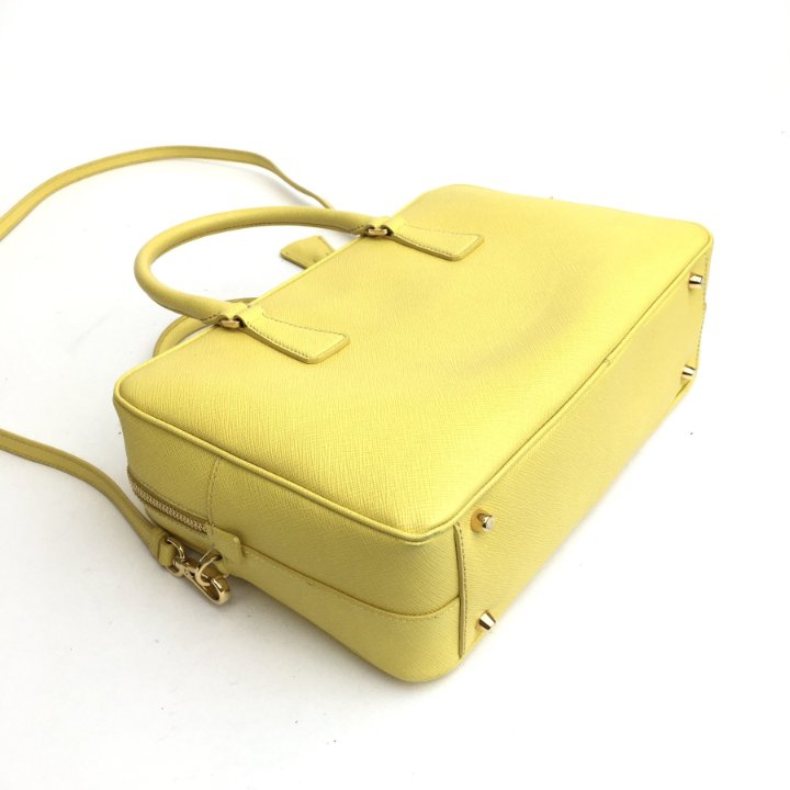 Prada 自慢のパリ限定 Re-Edition ゴールド金具 Grand Bauletto Prada 自慢のパリ限定 Re-Edition ゴールド金具 Grand Bauletto