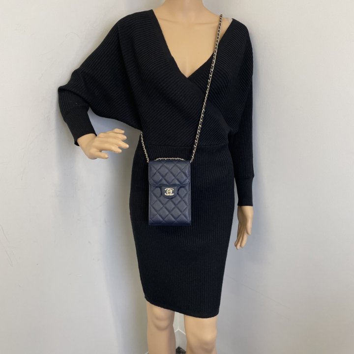 【ユニセックスで使える♪】CHANEL スマホポーチ SO BLACK Chanel Tech Me Out Chain Phone Pouch - Luxe Du Jour
