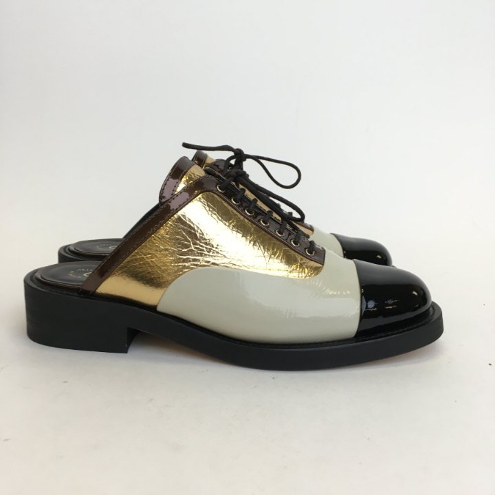 CHANEL パンプス　38サイズ Chanel Cap Toe Shoes Size 38 - Luxe Du Jour