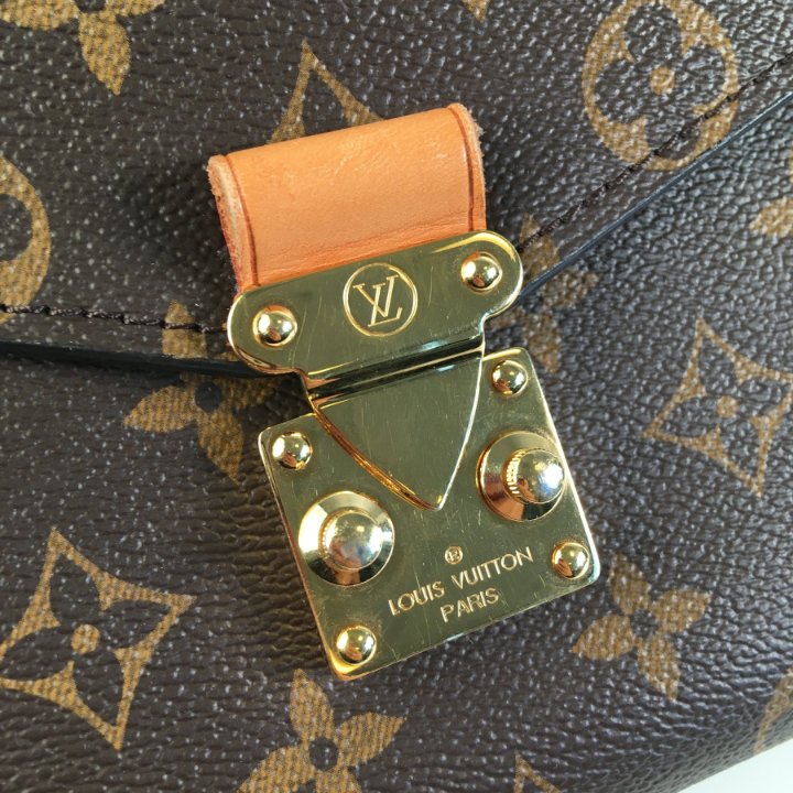 Louis Vuitton Pochette Metis - Luxe Du Jour