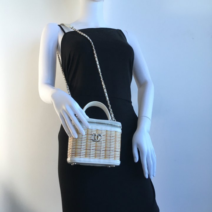 chiiibag vanityホワイト Chanel // White Vanity Case Bag – VSP Consignment