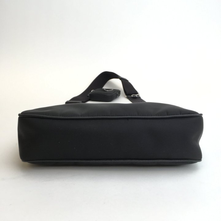 バッグ 00s PRADA Nylon Leather Hand Bag Prada Re-Edition 2000 Re-Nylon Bag - Luxe Du Jour