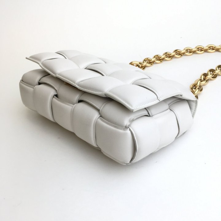 【BOTTEGA VENETA】Leather Cassette Bag White Cassette leather shoulder bag in white - Bottega Veneta
