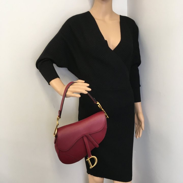 【24C★女性らしさ際立つレッド♪】DIOR SADDLE バッグ Dior Saddle Bag Medium with Strap - Luxe Du Jour