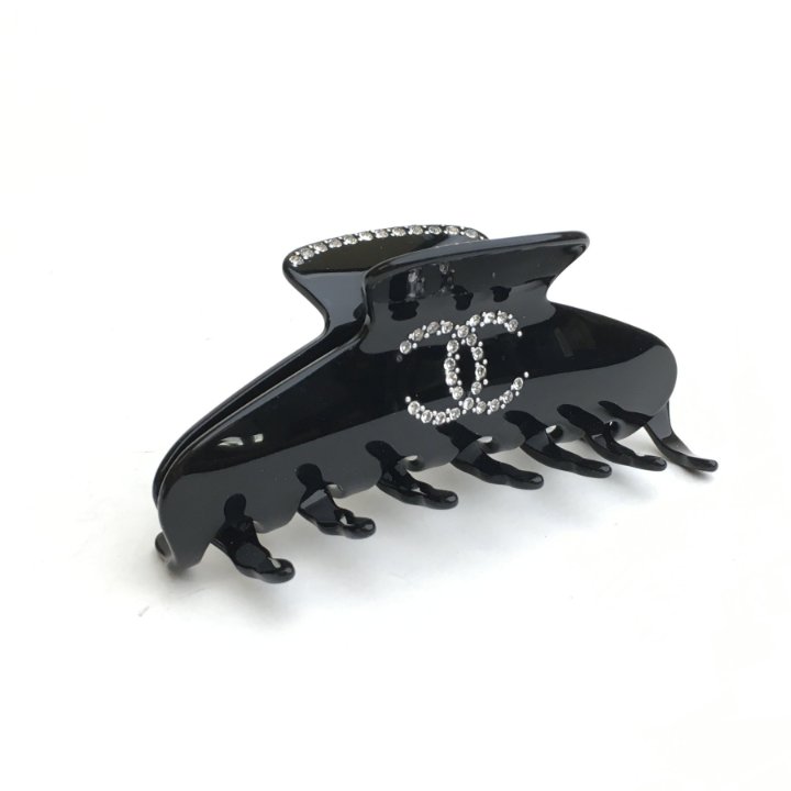 プレゼントにも最適♪【CHANEL】Beauty Hair Clip & Black Chanel Hair Clip - Luxe Du Jour