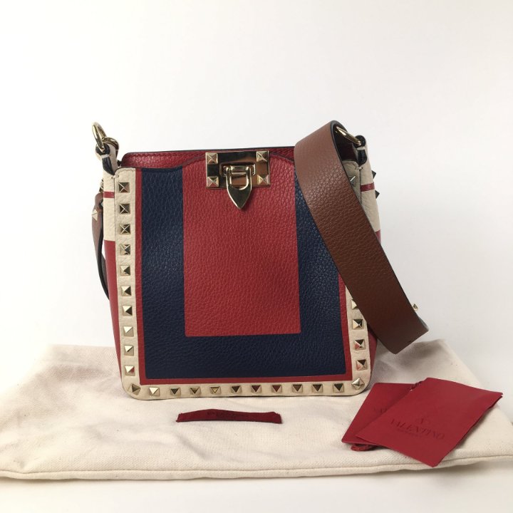 関税込国内発送 Valentino☆Rockstud グレインCalf バケットBag Small Rockstud Grainy Calfskin Crossbody Bag for Woman in