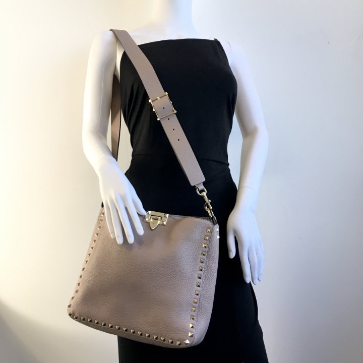 ショルダーバッグ LARGE ROCKSTUD MESSENGER BAG Valentino Rockstud Messenger Bag - Luxe Du Jour