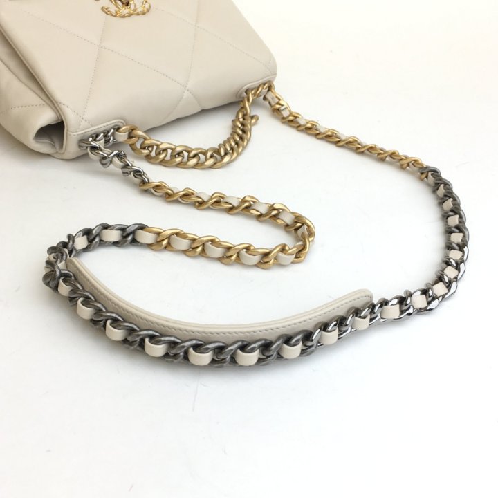 【ヴィンテージ】RankS☆Chanel Light Beige Small Series29 C19 Chanel 19 Flap Small Beige Lambskin - Luxe Du Jour