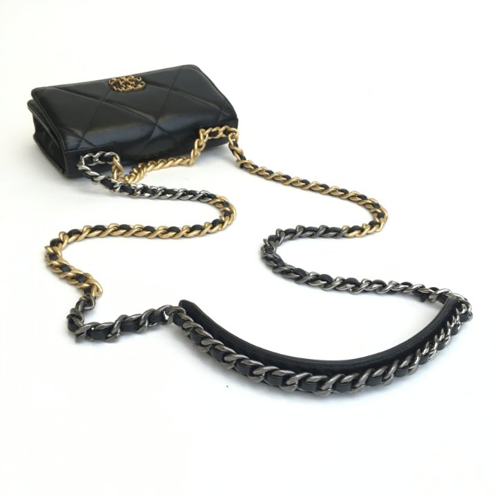 シャネルWOC 19 ブラック フラップチェーンショルダーバッグ Chanel 19 Wallet On Chain (WOC) - Shoulder Handbag Black