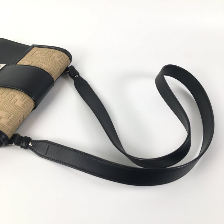 FENDI(フェンディ)/関税送料込み Flat Baguette Medium Pouch Flat Baguette Pouch Medium Fabric Brown | Fendi