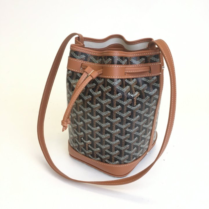 希少【GOYARD】ゴールデンブラウン PETIT FLOT バケットバック Goyard Pre-Owned 2021 Goyardine Petit Flot Bucket Bag