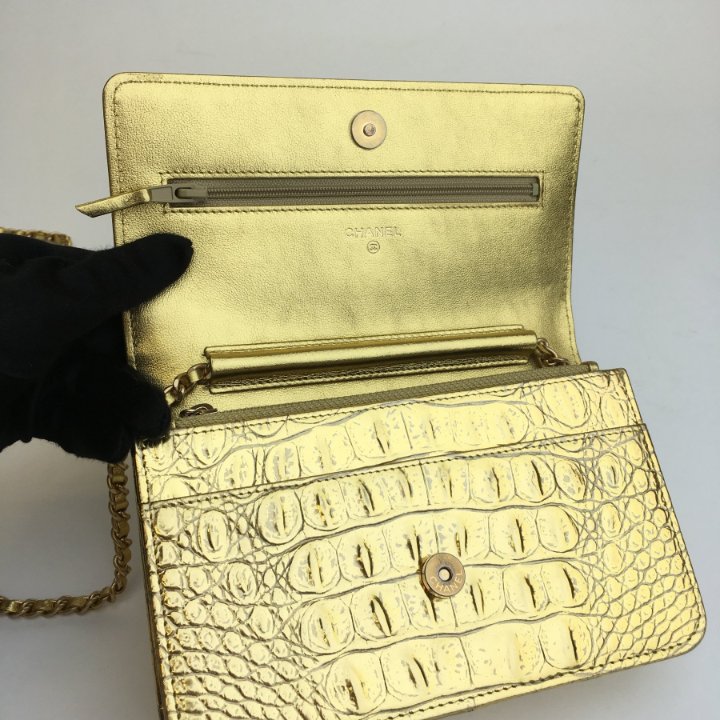 気品溢れる人気モデル☆【CHANEL】Small Flap Wallet ゴールド Chanel Wallet On Chain (WOC) - Luxe Du Jour