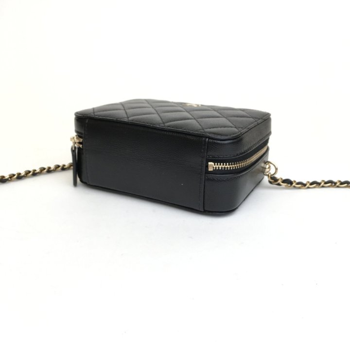 軽やかな高級感を♪【CHANEL】ミニカメラバッグ Chanel Mini Camera Bag - Luxe Du Jour