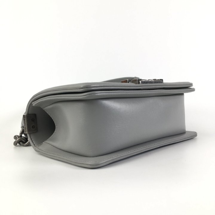 ショルダーバッグ・ポシェット × ヴィンテージ(中古) Chanel Chevron Boy Bag Small Amazon.com: Chanel, Pre-Loved Blue & White Chevron Calfskin