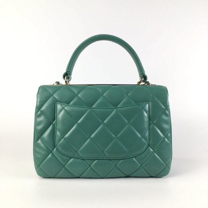 CHANEL グリーン CCロゴポーチ　新品　難あり CHANEL グリーン CCロゴポーチ 新品 難あり