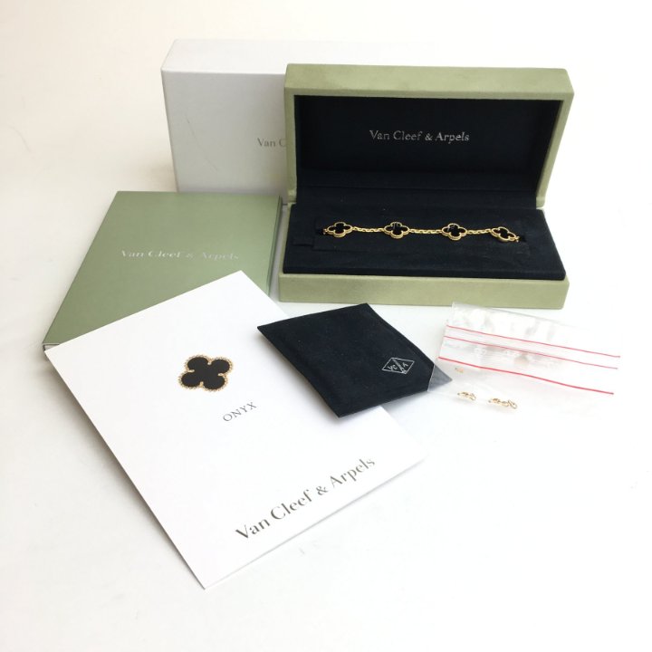 Van Cleef & Arpels ギフトボックス 2つセット Van Cleef & Arpels ピアスケース ギフトボックス付き - メルカリ