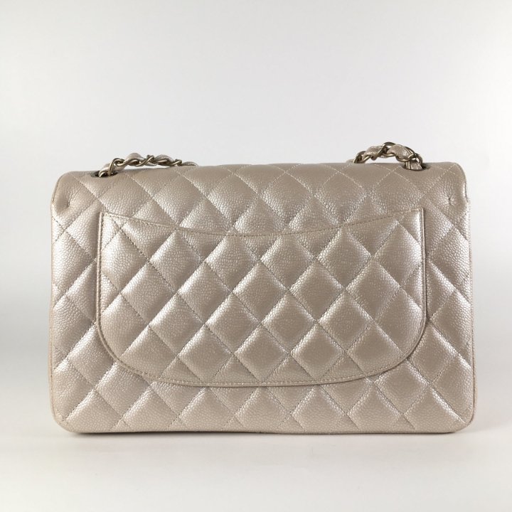 CHANEL ベージュ ジャンパー Chanel Classic Flap Jumbo Iridescent Beige Caviar GHW - Luxe