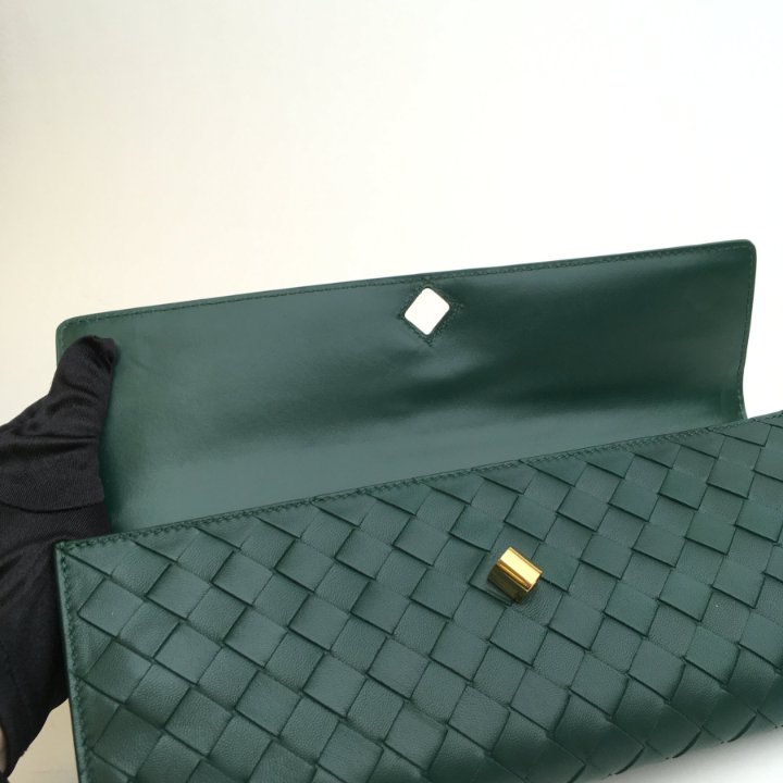 BOTTEGA VENETA ロングアンディアーモクラッチ グリーン Bottega Veneta Long Andiamo Clutch - Luxe Du Jour