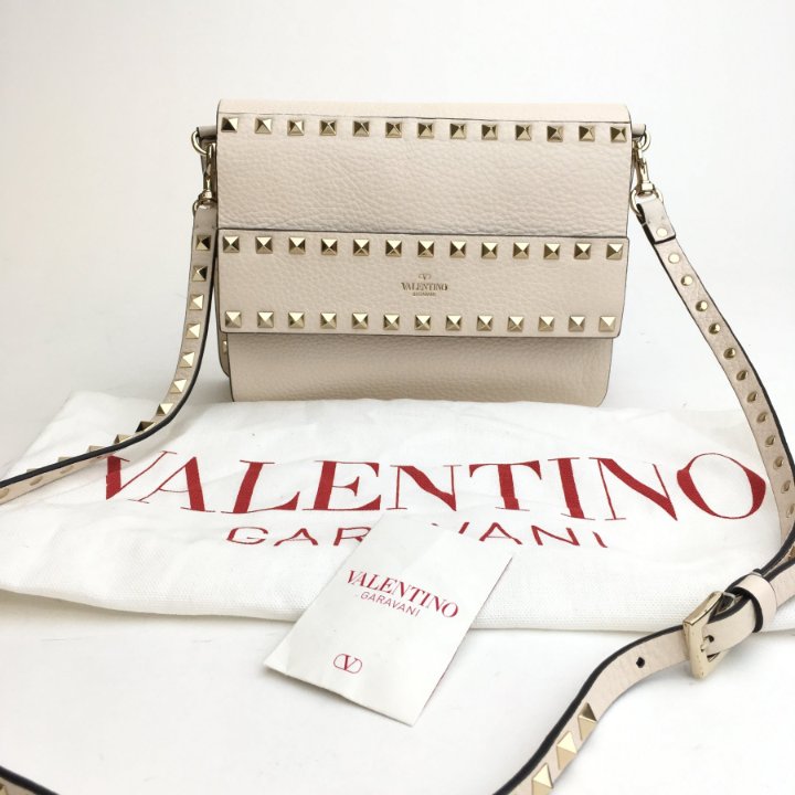 VALENTINOのハンドバック♪★ ROCKSTUD BAG★ 多色 Valentino Rockstud Messenger Bag - Luxe Du Jour