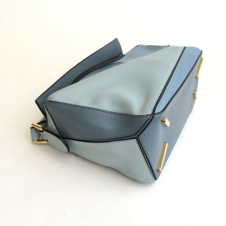 【関税&送料込】Loewe Light Blue Leather Small Puzzle Handba Puzzle Edge Small leather shoulder bag in blue - Loewe