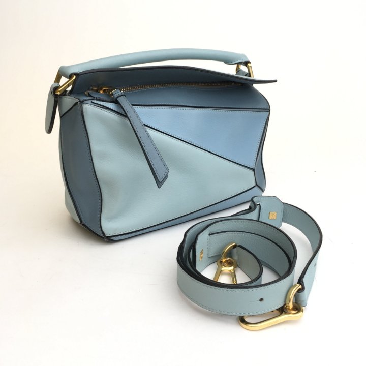 【関税&送料込】Loewe Pastel Light Blue Leather Small Puzzle LOEWE Calfskin Small Puzzle Bag Light Blue 1544797