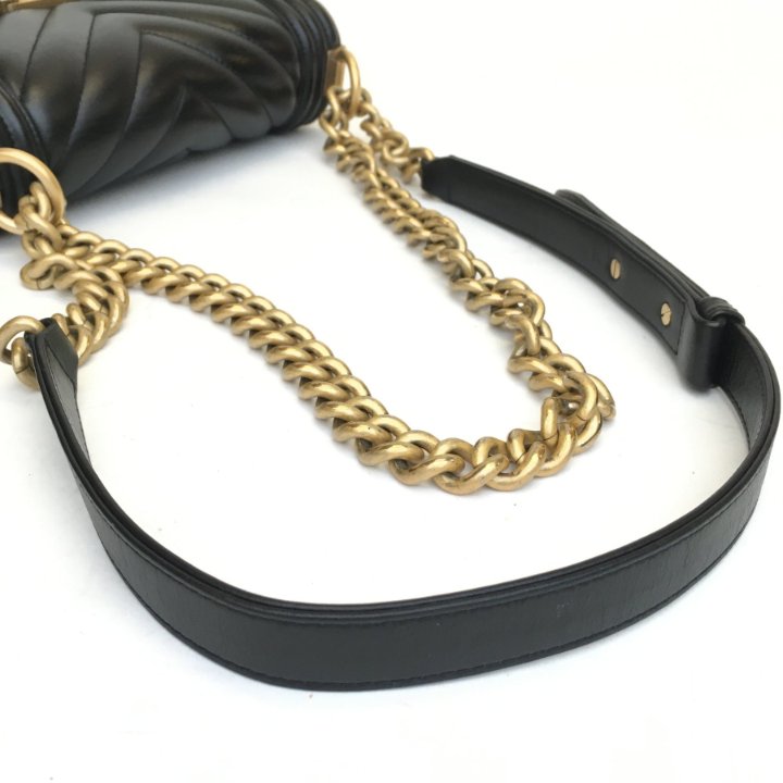 ショルダーバッグ・ポシェット × ヴィンテージ(中古) Chanel Chevron Boy Bag Small Chanel Chevron Boy Bag Small Black Calfskin - Luxe Du Jour