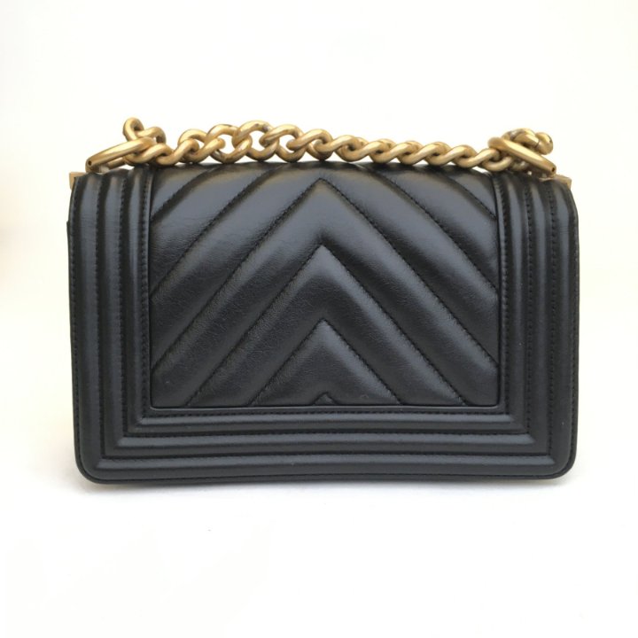 ショルダーバッグ・ポシェット × ヴィンテージ(中古) Chanel Chevron Boy Bag Small Chanel Chevron Boy Bag Small Black Calfskin - Luxe Du Jour