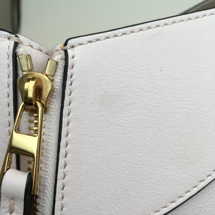VIP【送料関税込】LOEWE HAMMOCK COMPACT LEATER HANDBAG Loewe - Hammock Compact Bag In Classic Calfskin | HBX