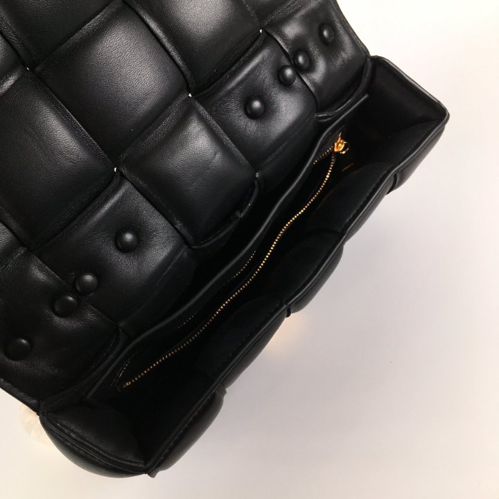 人気☆BOTTEGA VENETA☆THE CHAIN LEATHER CASSETTE ショルダー Bottega Veneta - The Chain Cassette bag brown - The Corner