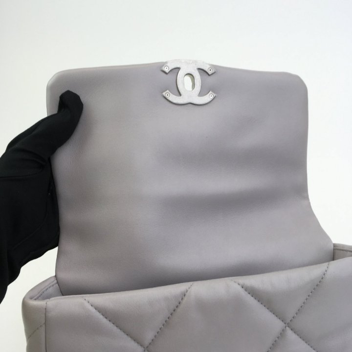 Chanel 19 Flap Small 21B Gris Clair Lambskin - Luxe Du Jour
