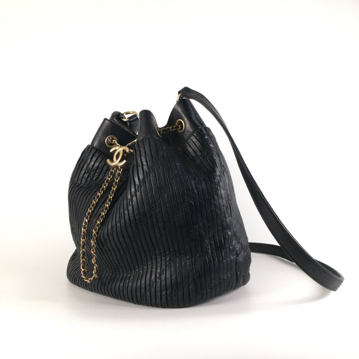 【CHANEL】ドローストリング・バケットバッグ★bucket bag★ Chanel Drawstring Bucket Bag Black Crumpled Calfskin - Luxe