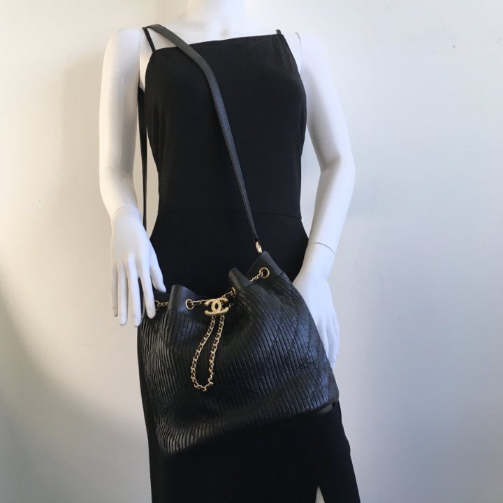 【CHANEL】ドローストリング・バケットバッグ★bucket bag★ Chanel Bucket Bag White Perforated Pouch Purse NEW Quilted