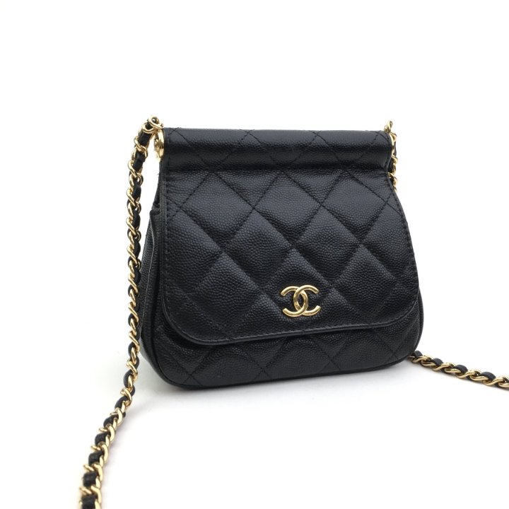 気分が上がる艶めき☆【CHANEL】Small Clutch with Chain CHANEL 22 MINI CLUTCH WITH CHAIN in NAVY: Modshots & What