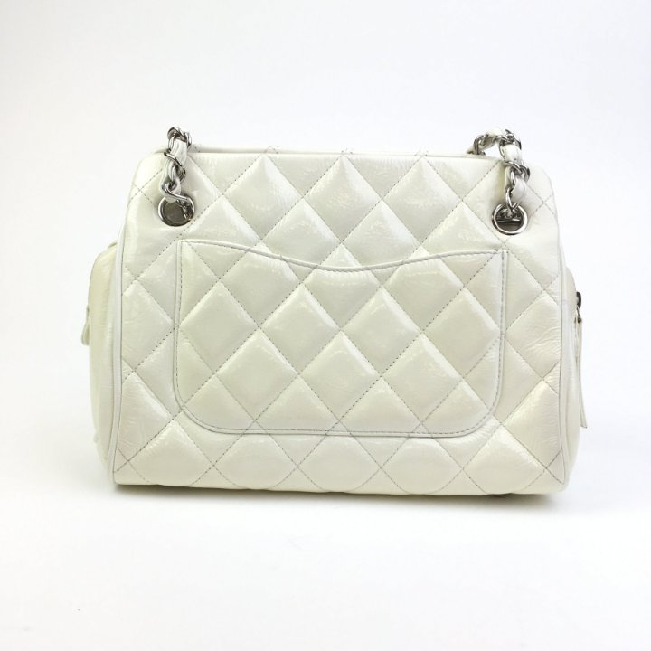 新品未使用 タグ付き vintage CHANEL グローブ ホワイト Chanel Vintage White Patent Quilted Timeless Tote - Luxe Du Jour