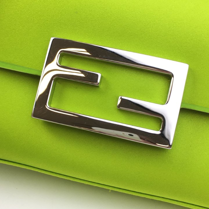 バッグ・カバンその他 Fendi Pastel Green Leather Baguette Phone Case Fendi Baguette Phone Pouch - Luxe Du Jour