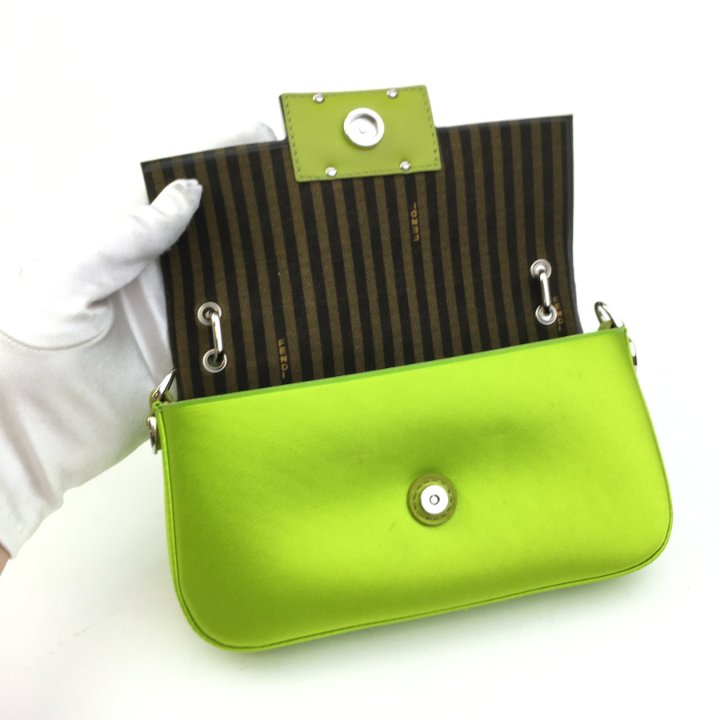 バッグ・カバンその他 Fendi Pastel Green Leather Baguette Phone Case Fendi Baguette Phone Pouch - Luxe Du Jour