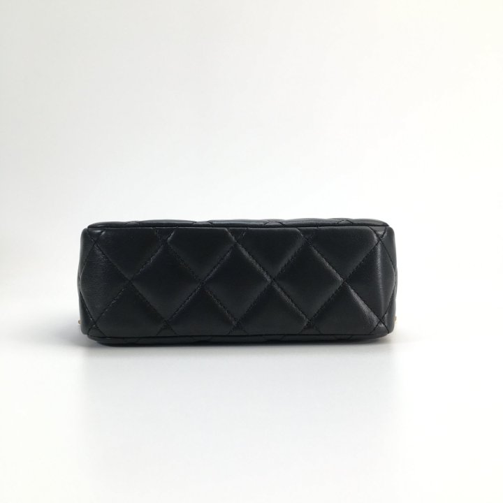 高質で安価 Chanel Seasonal Camera Bag Black Aged Lambskin - Luxe Du Jour 靴