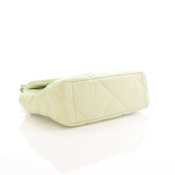 25A◆エレガントで注目の的【CHANEL】chain clutch Light Green Chanel Mini Clutch With Chain Mint Green Caviar Gold