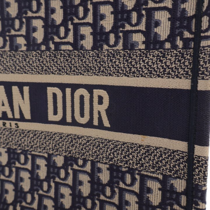 【直営・関税送料込】Medium Dior Daily Me Dior Medium Oblique Jacquard Canvas Book Tote - Luxe Bag Rental