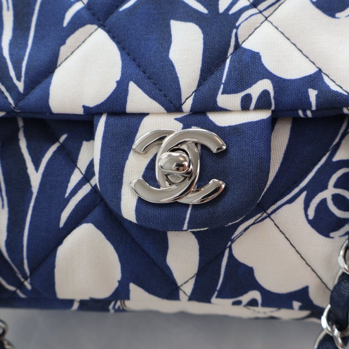 新品　未使用　CHANEL 花形ブローチ 青と白のストライプ Chanel Limited Edition Floral Flap Medium Blue Fabric - Luxe Du Jour