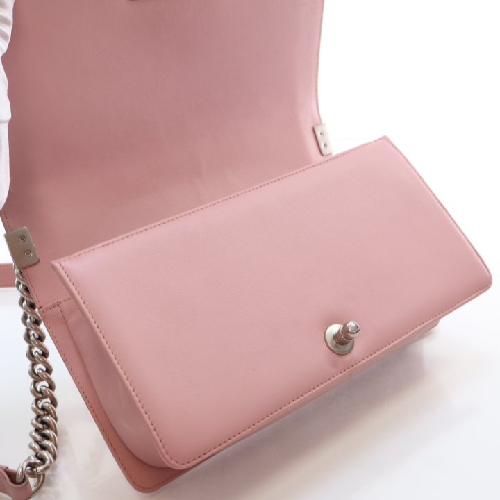 【ヴィンテージ】Rank:S☆Chanel Pink Boy Medium 26 バック Chanel Boy Bag Old Medium Pink Calfskin - Luxe Du Jour
