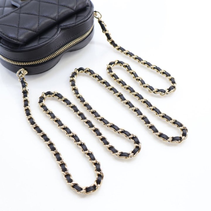 25A◆エレガントで注目の的【CHANEL】ハートフック付き mini bag CHANEL mini bag 'HEART BAG'. | Eppli Online Shop