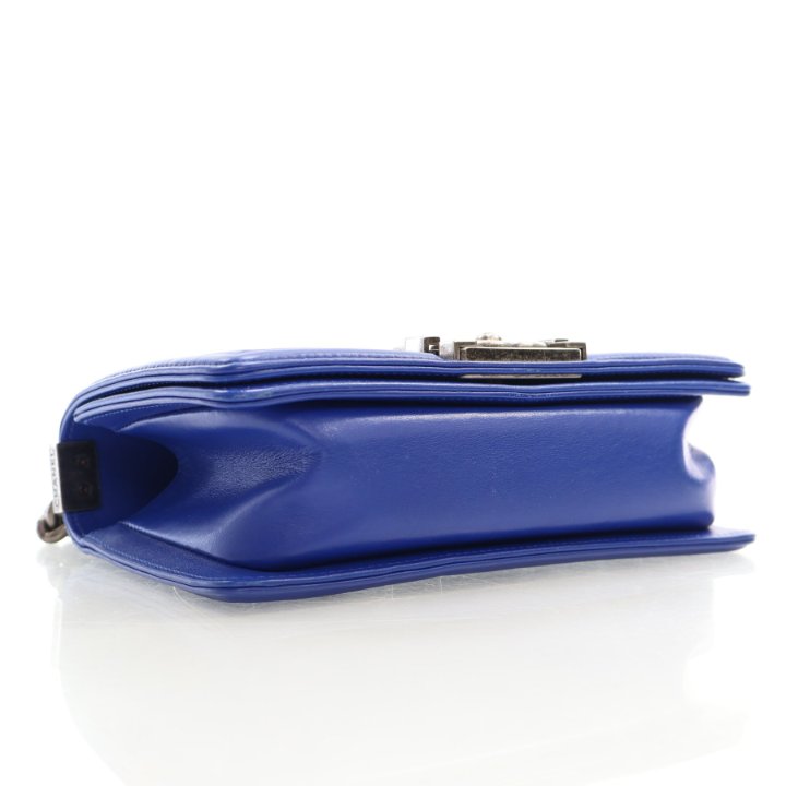 【ヴィンテージ】Rank:S☆Chanel Dark Midnight Blue Boy Small Chanel Boy Bag Small Blue Stingray - Luxe Du Jour