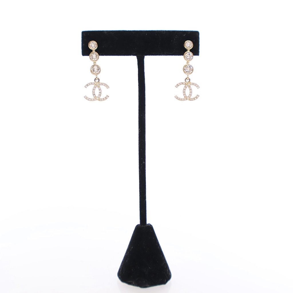 CHANEL 26S CHANEL CC LOGO WOVEN METAL DROP EARRINGS WITH CRYSTAL STUD IN GOLD METAL 633304