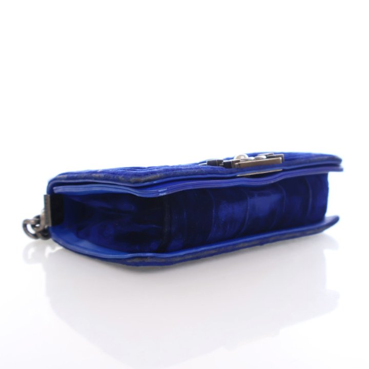 ショルダーバッグ・ポシェット × ヴィンテージ(中古) Chanel Velvet Boy Bag Small Chanel Small Blue Velvet Boy Bag - Luxe Du Jour