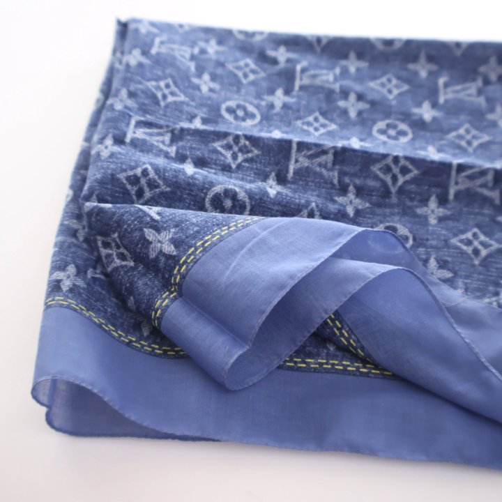Louis Vuitton シルク100% Louis Vuitton Vintage Square Silk Scarf - Luxe Du Jour