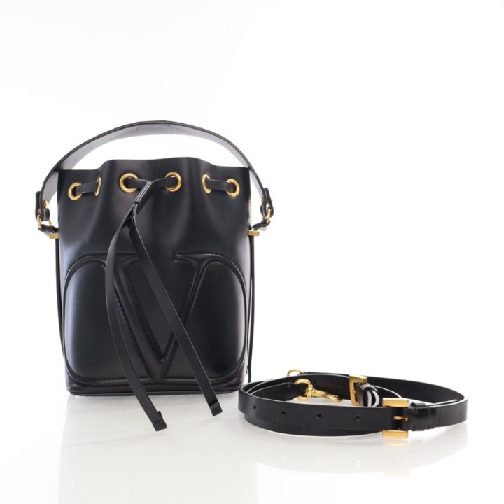 ショルダーバッグ・ポシェット VALENTINO BLACK LEATHER BUCKET BAG Valentino Bucket Bag - Luxe Du Jour
