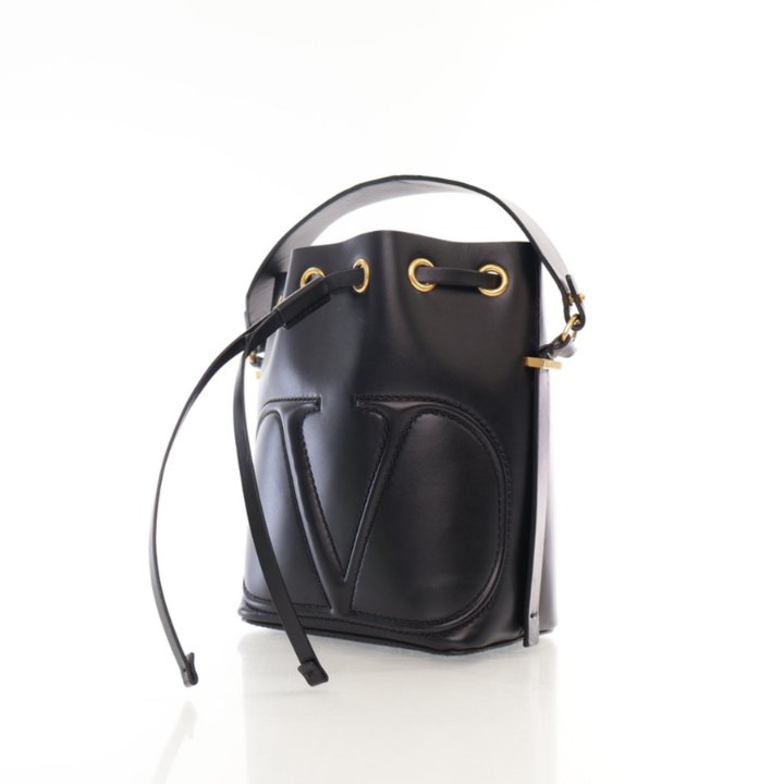 ショルダーバッグ・ポシェット VALENTINO BLACK LEATHER BUCKET BAG Valentino Bucket Bag - Luxe Du Jour