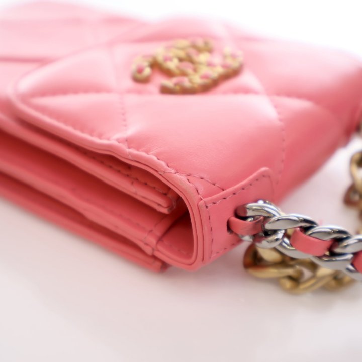 【CHANEL】Chanel 19 phone bag★シャネル【ランク:A】 Chanel Pink Lambskin 19 Phone Holder - Luxe Du Jour